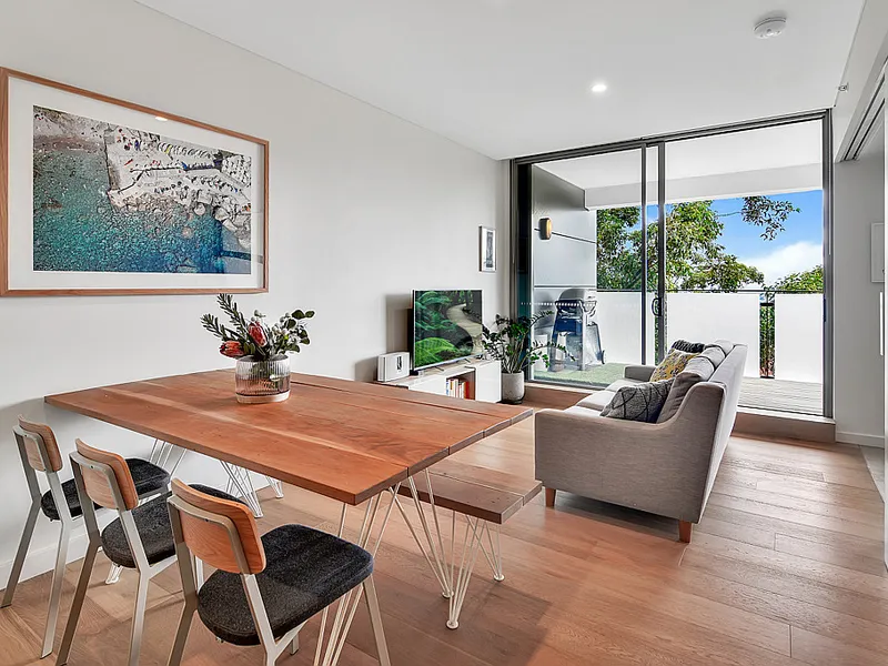 Stylish 1 bedroom + study apartment with district views in the heart of Crows Nest