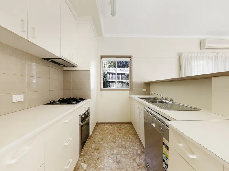 Walk to Jells Park, Rear unit, pretty garden setting
