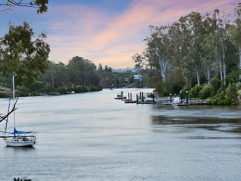 THE ULTIMATE ENTERTAINER WITH 180 DEGREE RIVER VIEWS