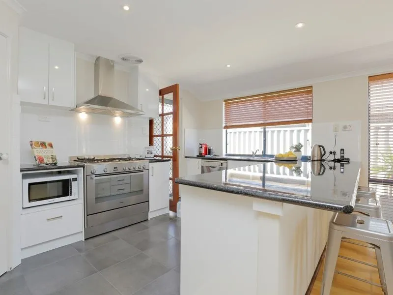 BEAUTIFUL FAMILY HOME 4 X 2 + STUDY IN PRIME LOCATION!