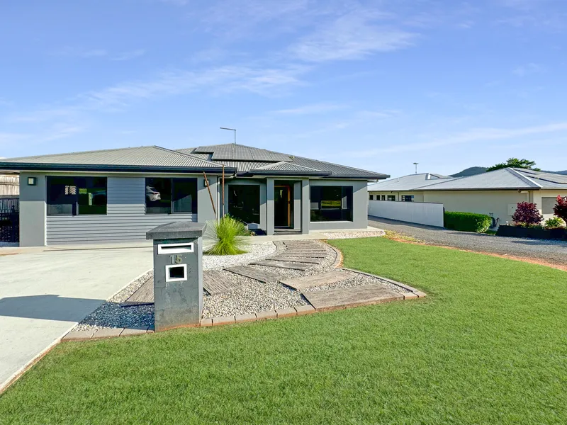 A SPACIOUS, MODERN FAMILY HOME, ON 1,112m2 WITH A SHED!