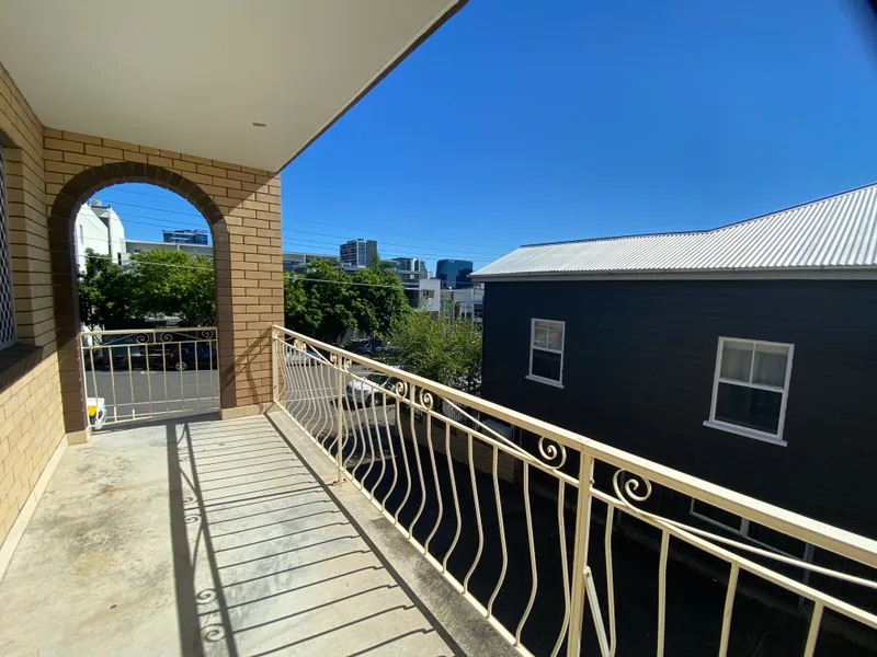 REFURBISHED, LARGE 2 BED,1 BATH, 1 CAR UNIT IN A GREAT LOCATION!