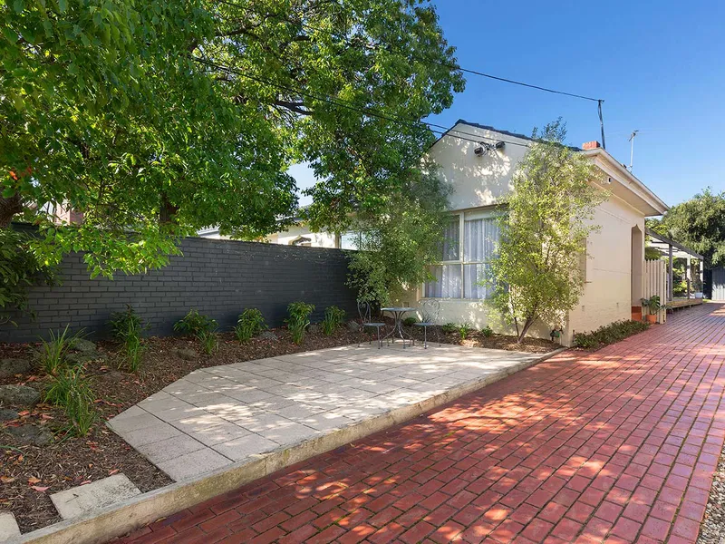 Stylish Art Deco Entertainer with Middle Brighton Brilliance