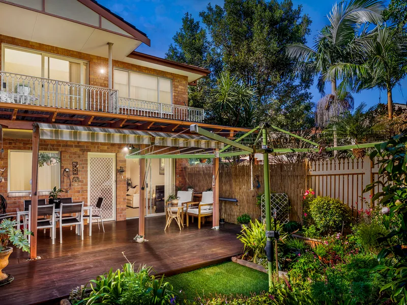 Private and contemporary refined lifestyle with one common wall