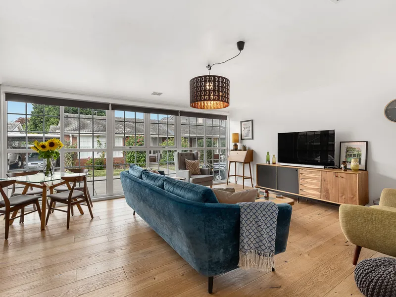 Sand and Sea to Your Right, Bay Street Brilliance to Your Left!