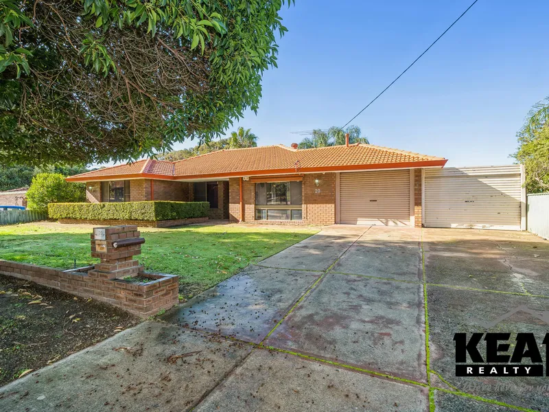 LOCATION LOCATION LOCATION 4 bed 2 bath or 3 bed 2 bath plus a study WITH A POOL