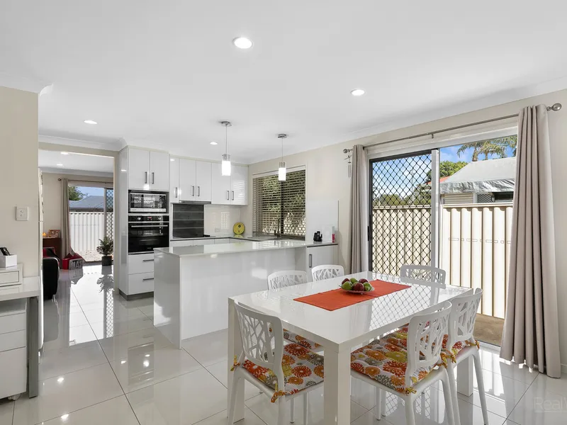 EXPANSIVE 2 BEDROOM UNIT WITH MULTIPLE LIVING SPACES THROUGHOUT