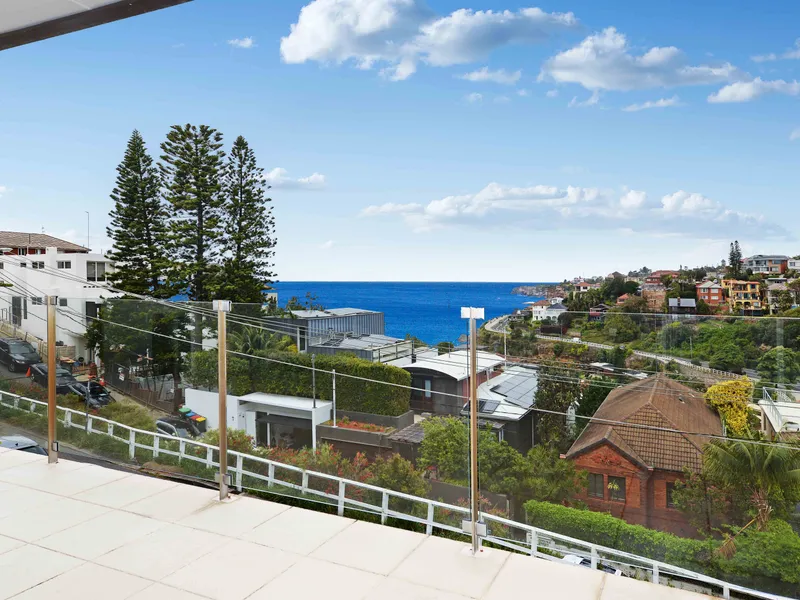 EXECUTIVE BEACHSIDE LIVING!