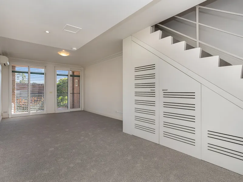 A HIDDEN GEM - TOWNHOUSE IN QUIET LOCATION *REAR OF BLOCK ACCESS VIA NATHAN LANE*