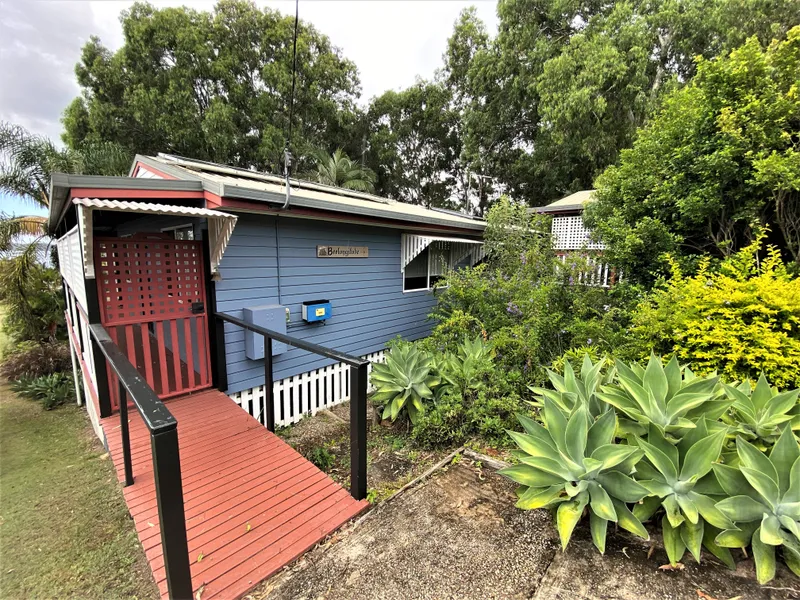 BEACH HOUSE - WALK IN TO THE WATER!