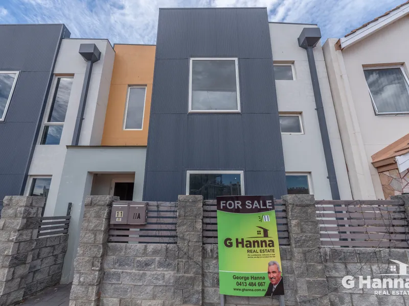 QUALITY (4X4x4) TOWNHOUSE + STUDIO APARTMENT (1x1x1) UNDER ONE TITLE