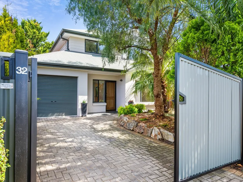 BEAUTIFULLY PRESENTED MODERN TOWNHOUSE, IMMACULATELY MAINTAINED ~ NOW COULD BE YOURS!