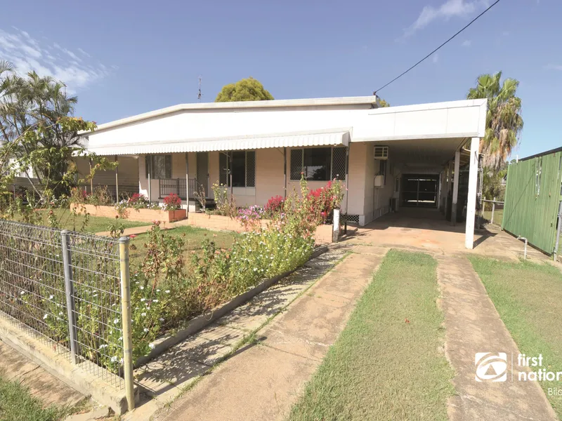 HUGE HOME! WALKING DISTANCE TO TOWN CENTRE!