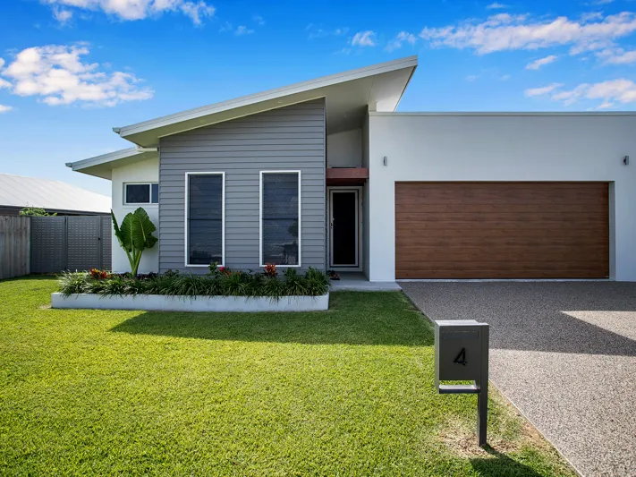 Executive Home in the Pristine beachside community of Shoal Point Waters  - with a Shed! 