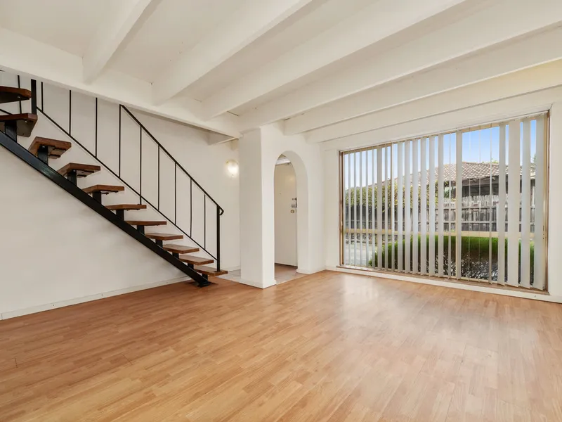 ***Walk to Train and Beach - 2 Bdrm, 1 Bath - Private Courtyard  Great location for the City and Peninsula