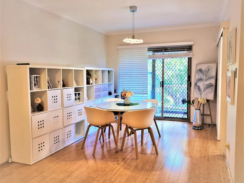 FULL BRICK TOWNHOUSE IN A HIGHLY SOUGHT AFTER SCHOOL CATCHMENT