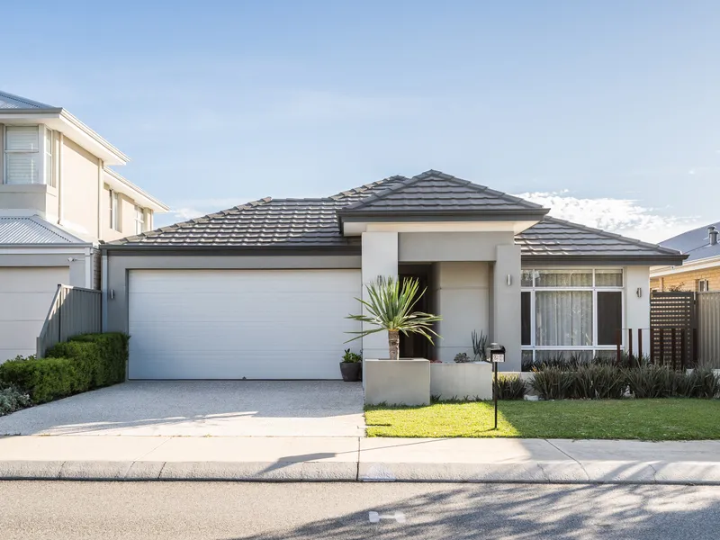 LIGHT, BRIGHT, MODERN & EASY CARE ! 