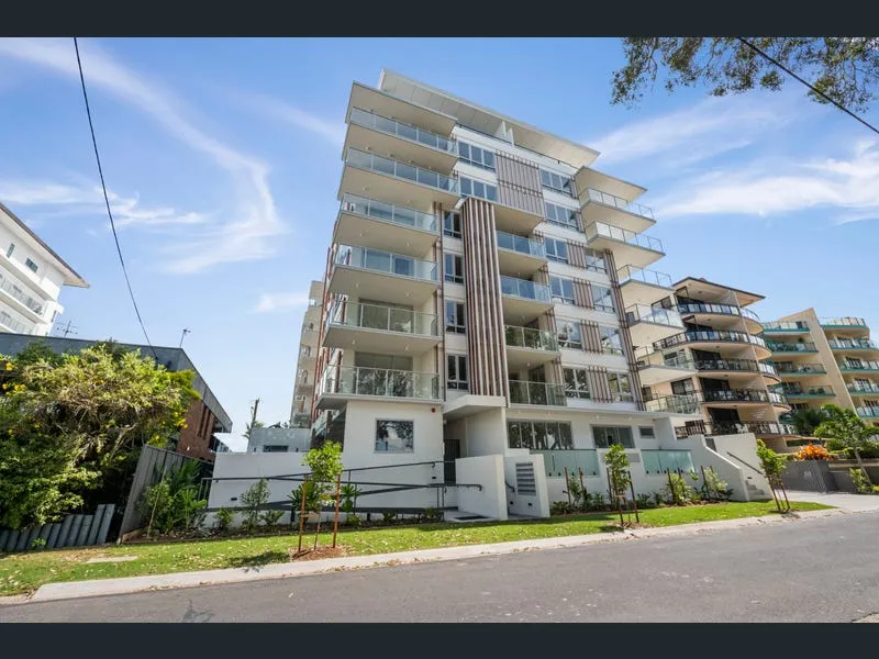 Stunning waterside Apartment with all of the trimmings!