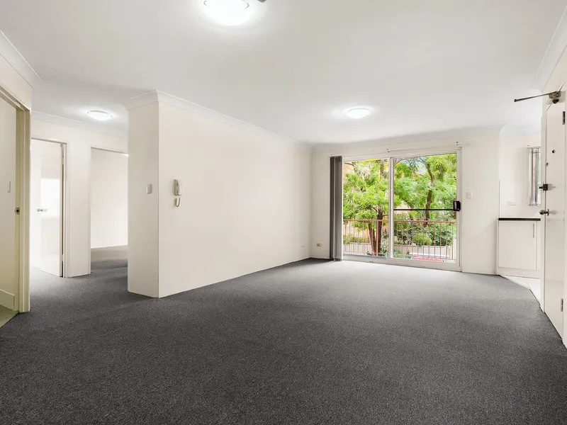 Bright & Easy-Care Unit in a Great Location
