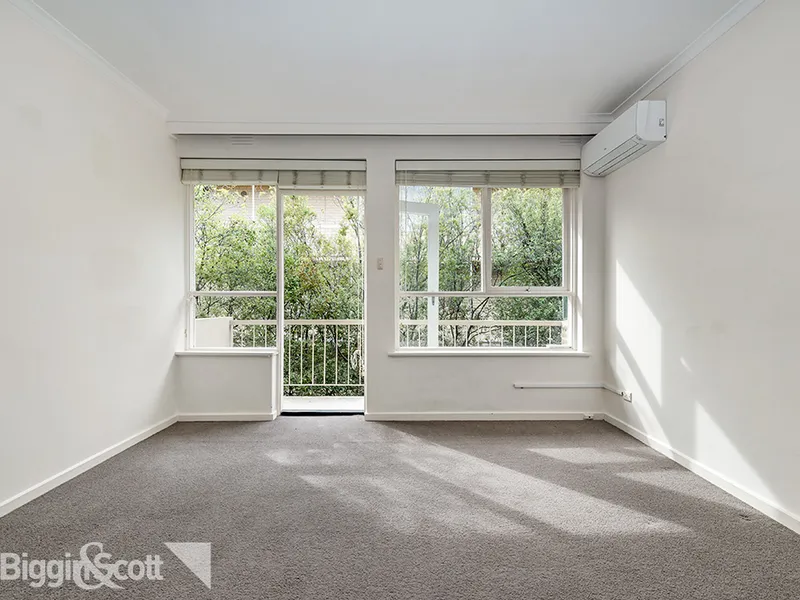 Spacious Light Filled Apartment In Excellent Condition