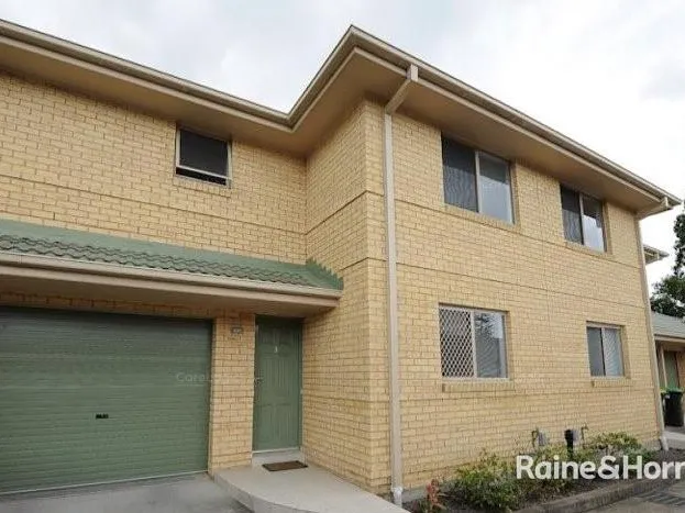 MODERN TOWNHOUSE - GREAT LOCATION!