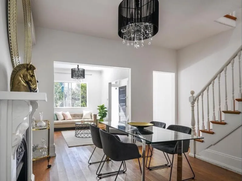 ELEGANT VICTORIAN TERRACE WITH A DEEP LANDSCAPED GARDEN