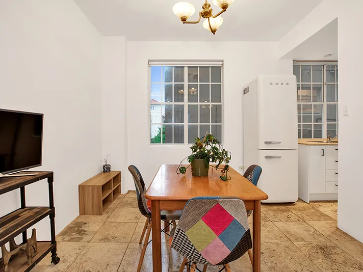 Spacious character apartment with high ceilings