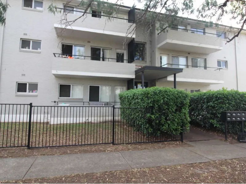 Centrally Located Air Conditioned Two Bedroom Unit in a Parkside Location!