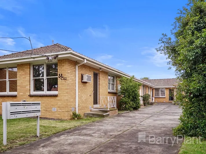 CUTE LITTLE UNIT IN SOUGHT AFTER LOCATION!