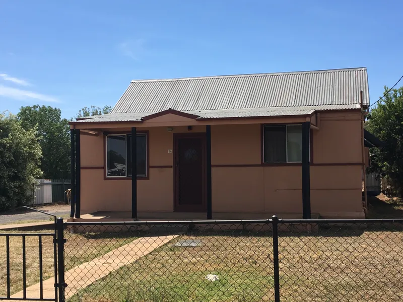QUAINT COTTAGE WITH EXTRA LARGE YARD