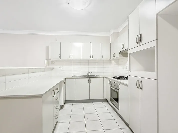 Spacious 2 Bedroom Ground Floor Apartment With Courtyard