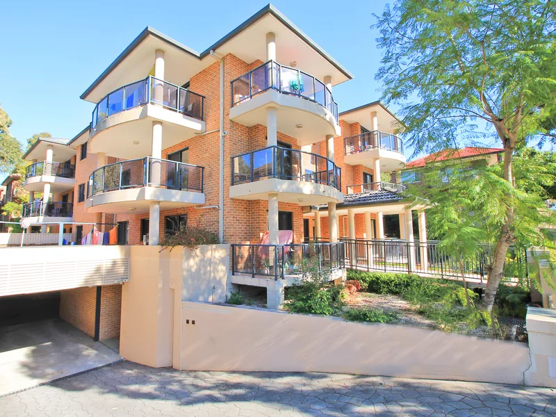 HUGE 3-BEDROOM CLOSE TO WESTMEAD STATION!