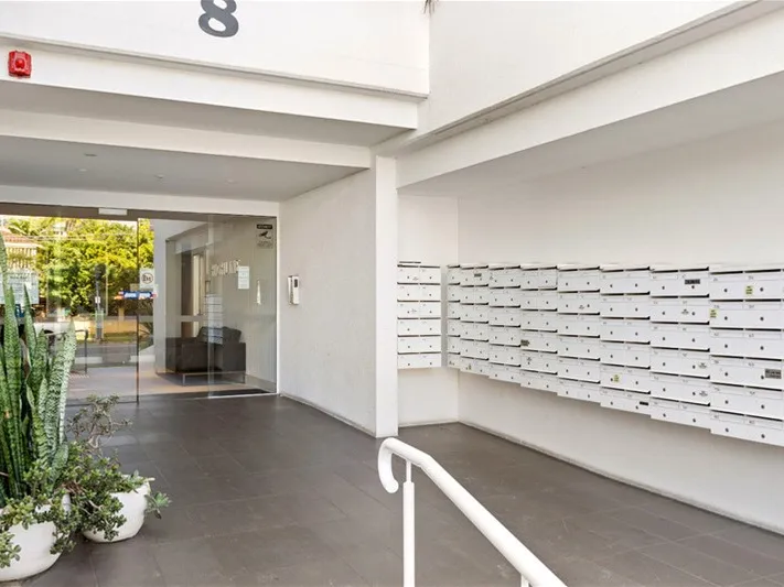 Luxury, Air-conditioned 2 Bedroom Apartment - walk to schools, bars/cafes, public transport and the Brisbane River