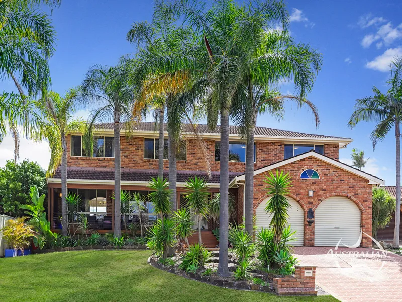 GRAND FAMILY HOME WITH TEENAGE RETREAT + POOL