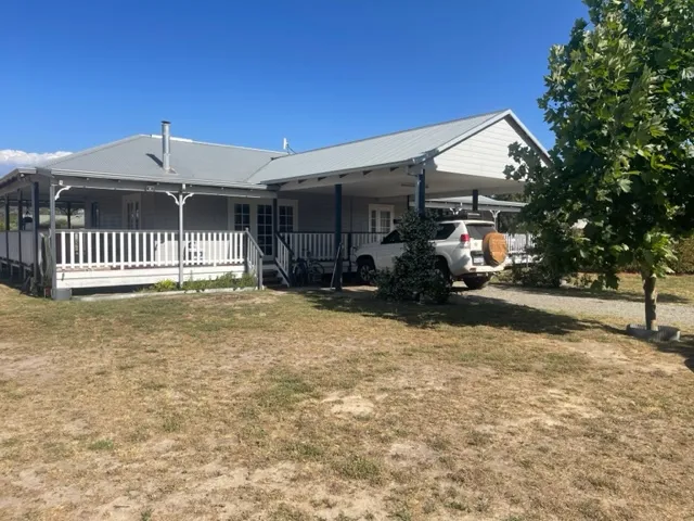 COUNTRY STYLE HOUSE ON THE RIVER