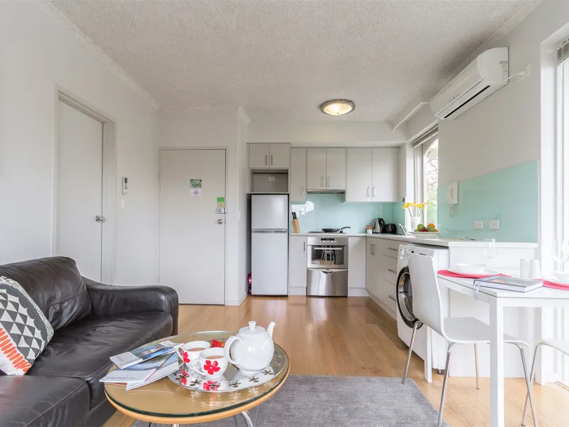 LIGHT-FILLED APARTMENT IN A GREAT ST KILDA LOCATION. BEACH & CAFES A SHORT STROLL AWAY