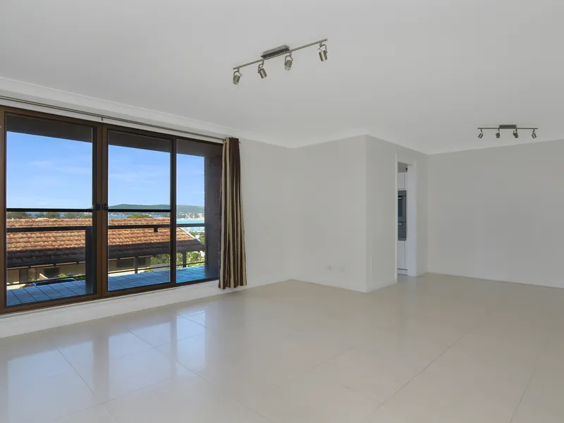 Spacious two bedroom apartment with Brisbane Water Views