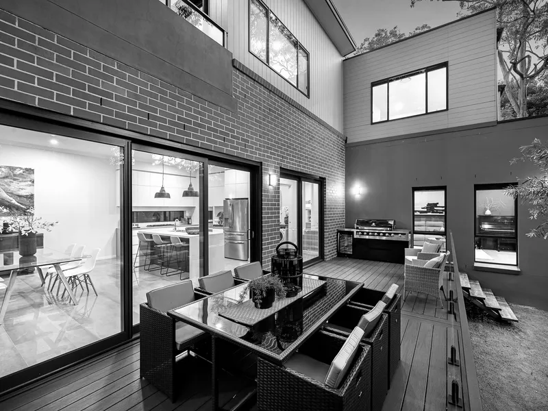 Contemporary entertainer in a leafy walk-to-rail location