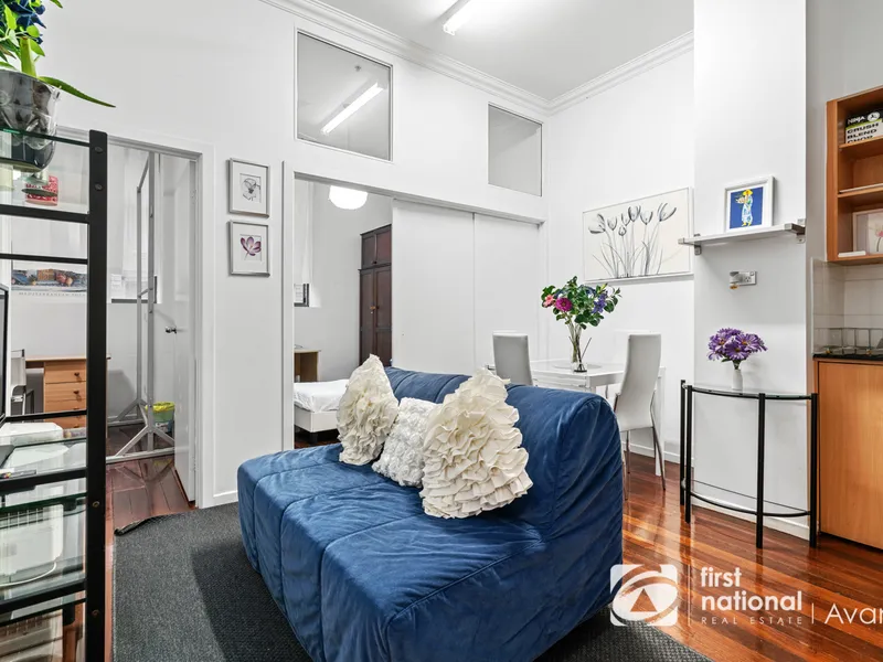 Fully furnished 2 bedroom apartment on Lonsdale Street!