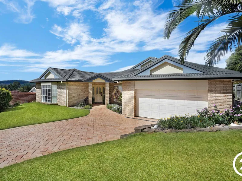 5 Beds With 3 Living Areas & Great Views