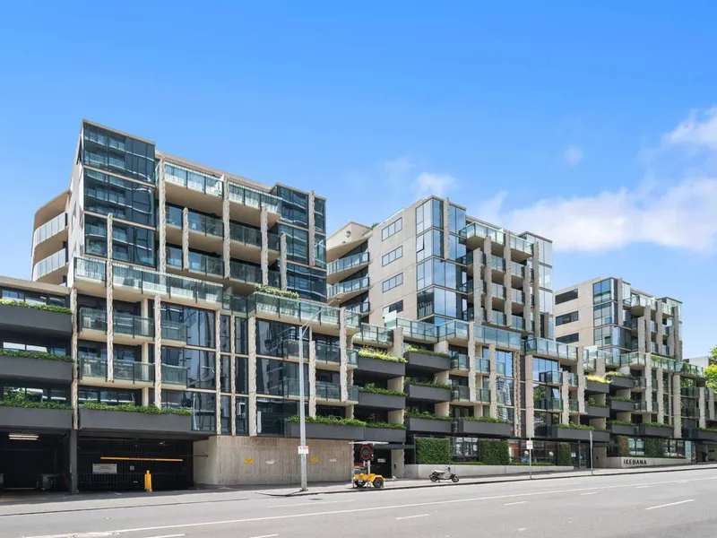 2 BED, 1 BATH, 1 CAR, AIR CON APARTMENT CLOSE TO EVERYTHING