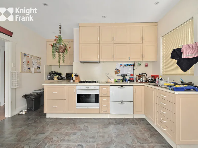 Minutes Walk to The Cataract Gorge!