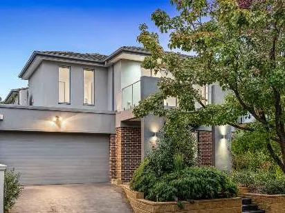 Discover an excellent location for a great doble-storey 3/2/2 property.