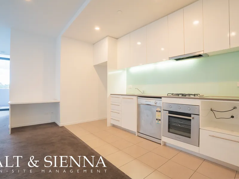 Level 7 Apartment with Piazza Garden Views