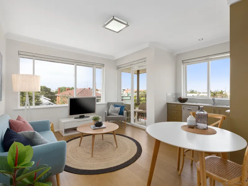 MODERN SUNDRENCHED APARTMENT STEPS TO THE BEACH