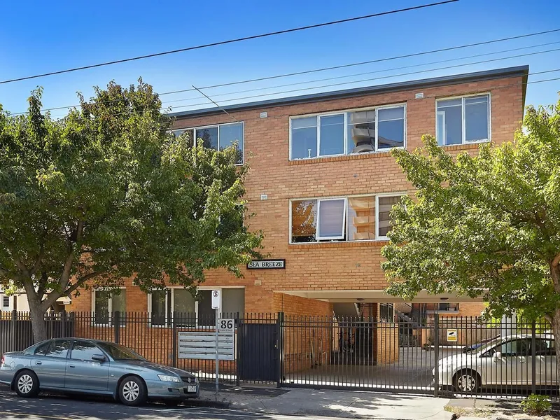 Top Floor Sunny Apartment!