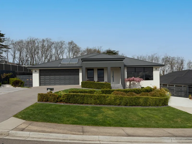 Large family home, multiple living room, side access to 1185m2 backyard