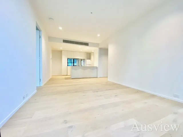 Luxury Near New with Carpark, Storage & Huge Balcony - Supermarket Downstairs, Walk into City!