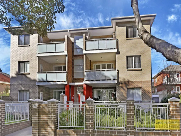 Well Presented Top Floor 2 Bedroom Apartment + Lock Up Garage