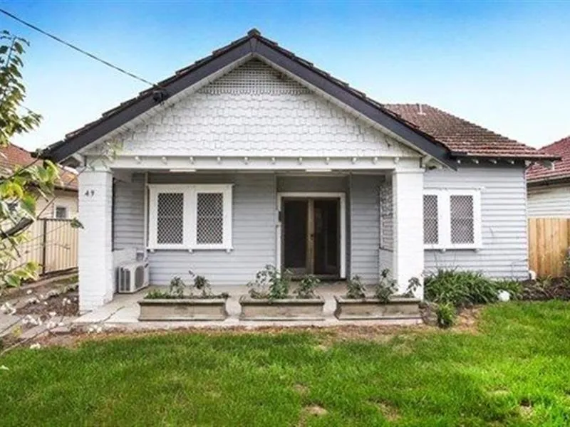 3 BEDROOM FRONT UNIT OPPOSITE SUNSHINE TRAIN STATION